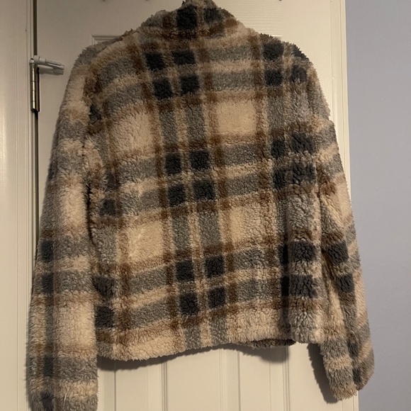 Women’s Sherpa Jacket - Picture 2 of 3